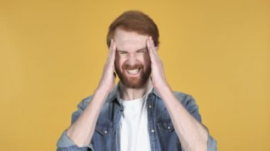 Kızıl saçlı adam sarı arka plan üzerinde izole baş ağrısı ile