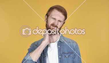 Kızıl saçlı adamla boyun ağrısı, sarı arka plan