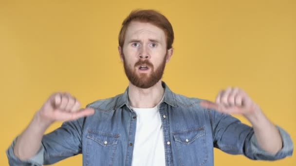 Vörös Hajú Férfi Intett Hüvelykujját Lefelé Elszigetelt Sárga Háttér — Stock videók