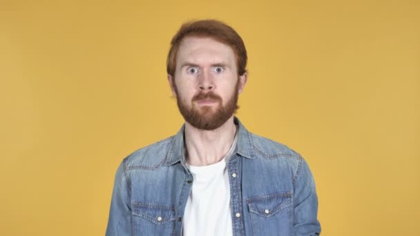 Screaming Angry Redhead Man Isolated Yellow Background — Stock Video