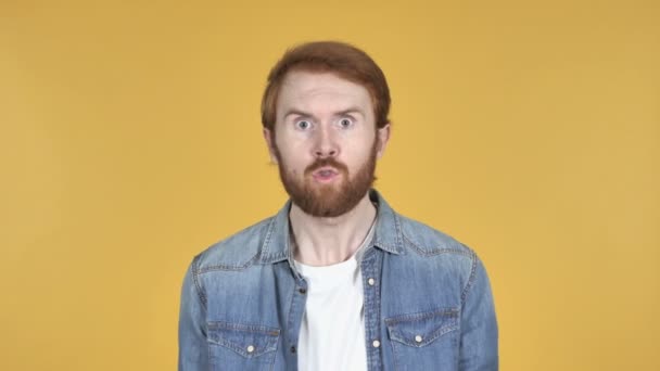 Fighting Angry Redhead Man Isolated Yellow Background — Stock Video