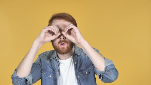 Redhead Uomo Alla Ricerca Con Binocoli Fatti Mano Isolato Sfondo — Video Stock