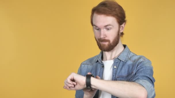 Roodharige Man Met Smartwatch Geïsoleerd Gele Achtergrond — Stockvideo