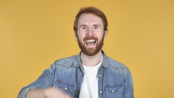 Video Chat Door Redhead Man Geïsoleerd Gele Achtergrond Praten — Stockvideo