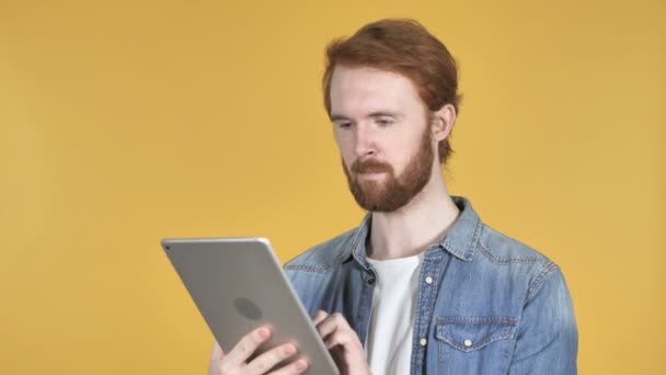 Roodharige Man Surfen Internet Tablet — Stockvideo