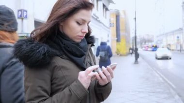 Sokakta duran Smartphone kullanan genç kadın