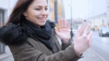 Akıllı kadın sokakta tarafından online görüntülü sohbet