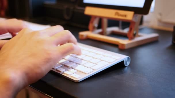 Закрыть Руки Клавиатуре — стоковое видео