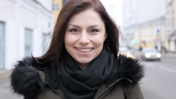 Lächeln Junge Mädchen Auf Der Straße Winter — Stockvideo