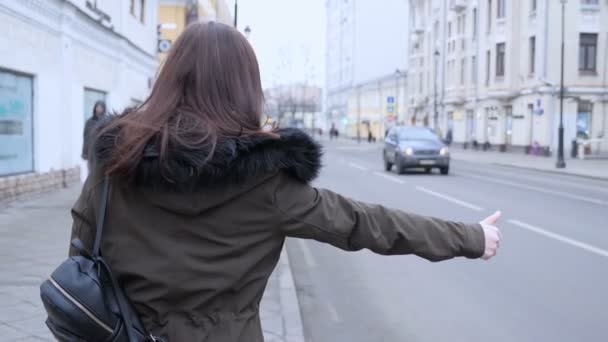 Vrouw Probeert Nemen Een Lift Straat — Stockvideo