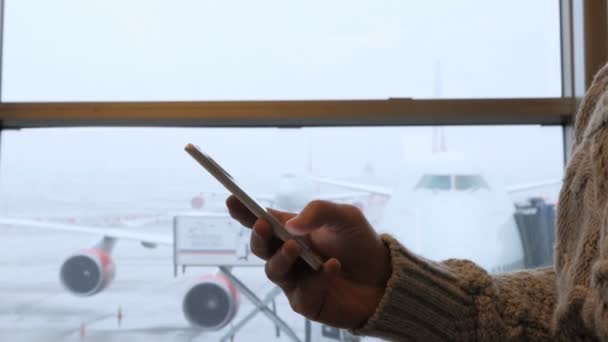 Escribir Mensaje Teléfono Inteligente Aeropuerto Avión Segundo Plano — Vídeo de stock