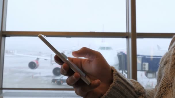 Χρησιμοποιώντας Smartphone Στο Αεροδρόμιο Αεροπλάνο Στο Παρασκήνιο — Αρχείο Βίντεο