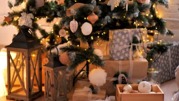 Weihnachtsschmuck Christbaum Und Geschenke Auf Dem Fußboden — Stockvideo