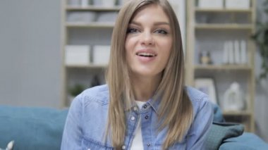 Genç kız, Online görüntülü sohbet konuşma kamera görüntüsü