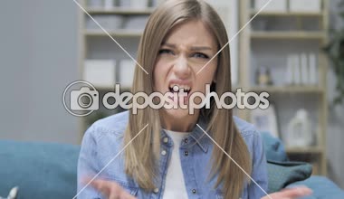 Öfke içinde genç kız bağırıyor, mücadele ve kavga