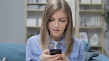 Genç kız Smartphone uygulamaları kullanarak meşgul