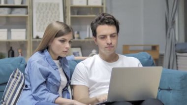 Hayal kırıklığına uğramış mutsuz genç çift için kayıp Laptop tepki