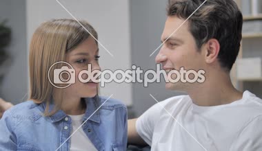 Konuşan genç çift tartışıyor ve bilgi paylaşımı kapat