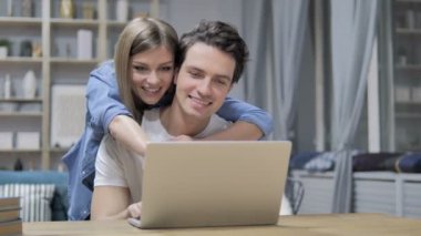 Rahat mutlu genç çift dizüstü evde kullanma