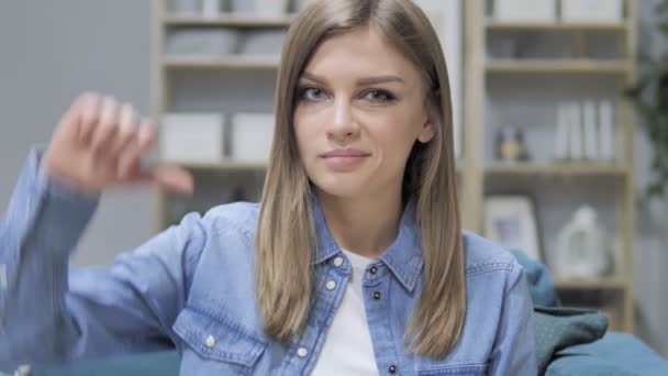 Pouces Vers Bas Par Jeune Fille Dans Bureau Créatif — Video