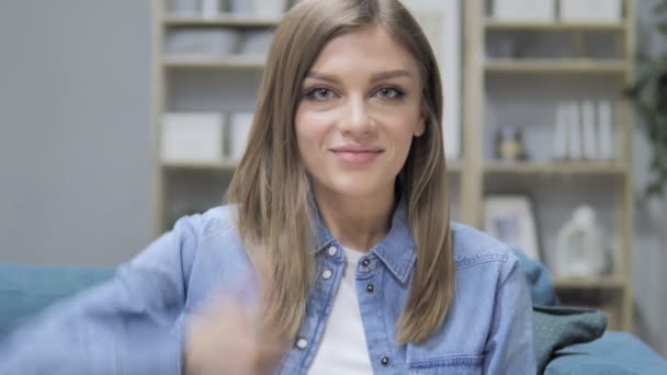 Pouce Levé Par Jeune Fille Dans Bureau Créatif — Video