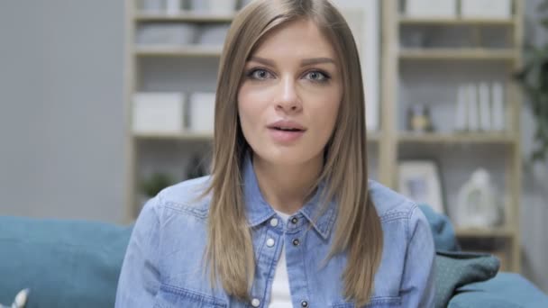 Junges Mädchen Feiert Erfolg Kreativen Büro — Stockvideo