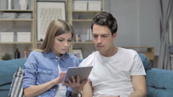 Gelukkig Jong Paar Viert Succes Tijdens Het Gebruik Van Tablet — Stockvideo