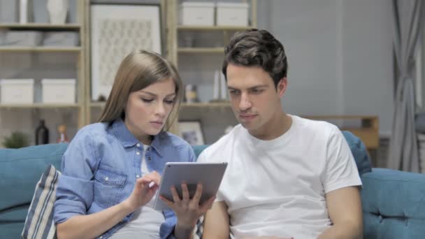 Verbaasd Paar Schok Terwijl Met Behulp Van Tablet Thuis — Stockvideo