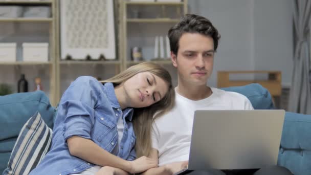 Man Werkt Laptop Tijdens Het Zijne Gril Slapen Met Hoofd — Stockvideo