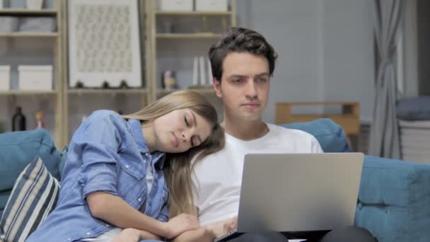 Homem Feliz Usando Laptop Enquanto Dorme Namorada Cabeça Seu Ombro — Vídeo de Stock