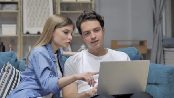 Casal Jovem Discutindo Line Laptop Casa — Vídeo de Stock
