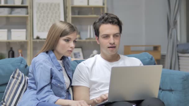 Enthousiast Jonge Paar Viert Succes Tijdens Het Gebruik Van Laptop — Stockvideo