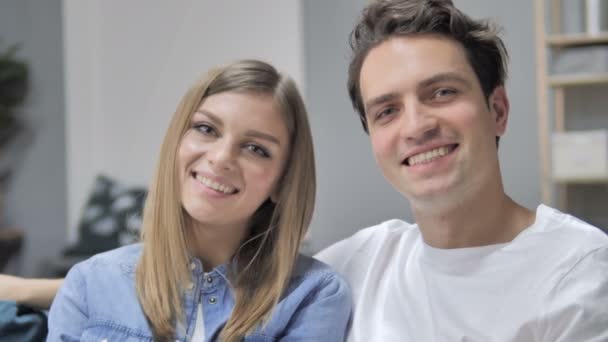 Fechar Sorrindo Casal Jovem Olhando Para Câmera — Vídeo de Stock