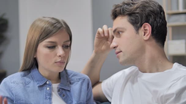 Close Menina Frustrada Conversando Com Namorado Argumento Discussão — Vídeo de Stock