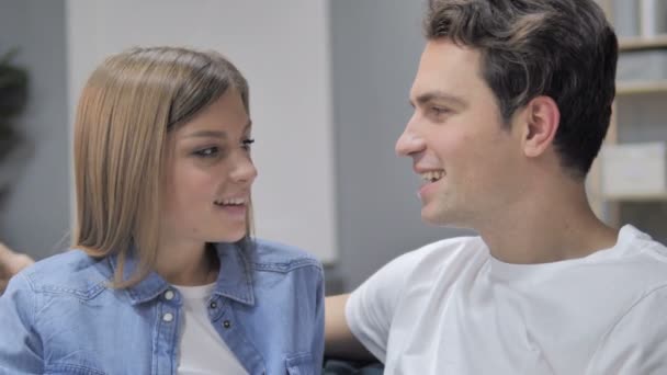 Gros Plan Sur Les Jeunes Couples Qui Parlent Discuter Partager — Video