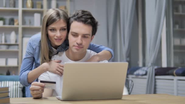 Úspěšný Online Nakupování Mladý Pár Notebooku Prostřednictvím Kreditní Karty — Stock video