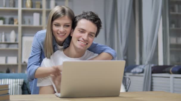 Online Video Chatten Door Gelukkige Jonge Paar Thuis — Stockvideo