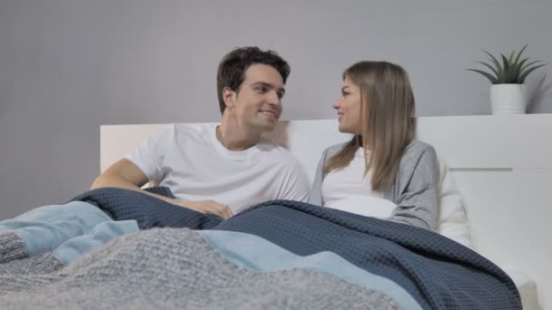 Falando Casal Feliz Relaxando Cama Discutindo Futuro — Vídeo de Stock