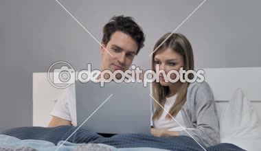 Genç çift yatakta kötü haber için tepki