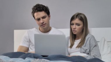 Online kaybı, başarısızlık için tepki yatakta genç çift