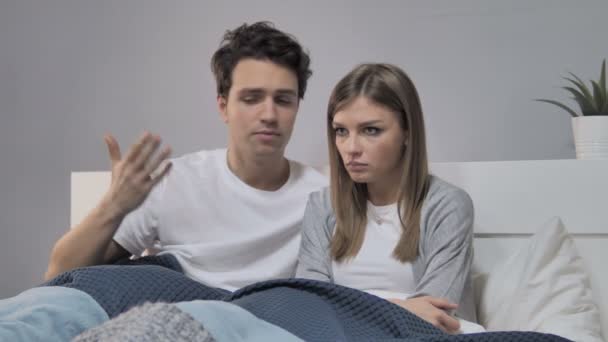Problema Relacionamento Casal Jovem Infeliz Argumentando Cama — Vídeo de Stock