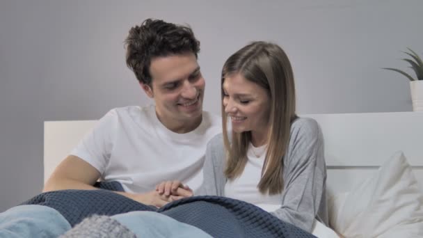 Młoda Para Romantyczny Rozmowa Jednocześnie Relaksująca Łóżku — Wideo stockowe
