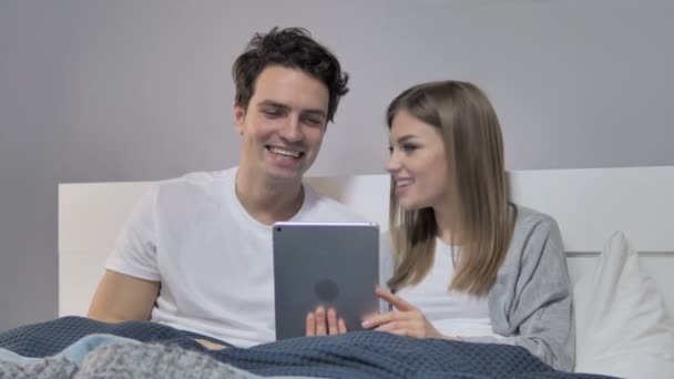 Pareja Joven Cama Haciendo Chat Vídeo Línea Través Tablet — Vídeos de Stock