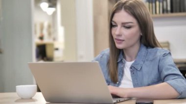 Pensive Yaratıcı Kadın Düşünme ve Laptop Çalışma