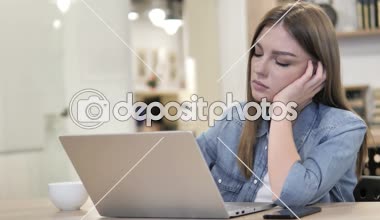 Office sonra işte yatıyor yaratıcı kadın yorgun