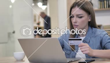 Başarılı Online genç kız tarafından çevrimiçi bankacılık, alışveriş