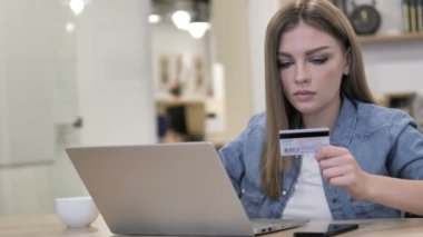 Genç kız tarafından laptop kredi kartıyla alışveriş online