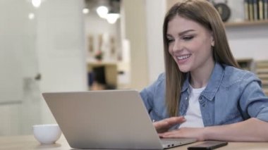 Laptop yaratıcı kadın tarafından online görüntülü sohbet
