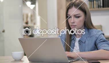 Kameraya bakarak iş başında yaratıcı genç kız