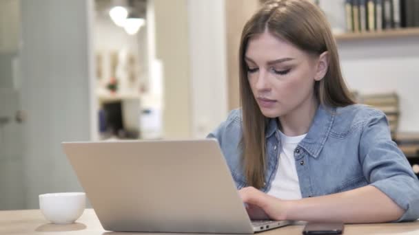 Jeune Femme Créative Travaillant Sur Ordinateur Portable — Video